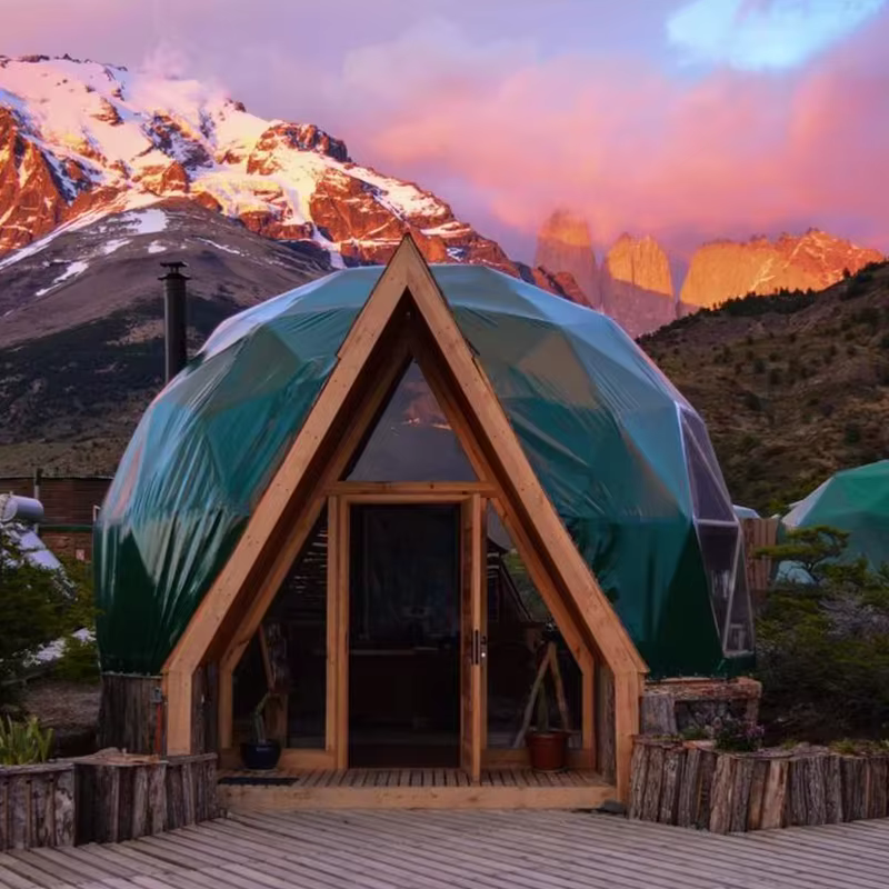 Dôme de glamping géodésique avec porte triangulaire en bois, tente dôme extérieure pour complexes hô