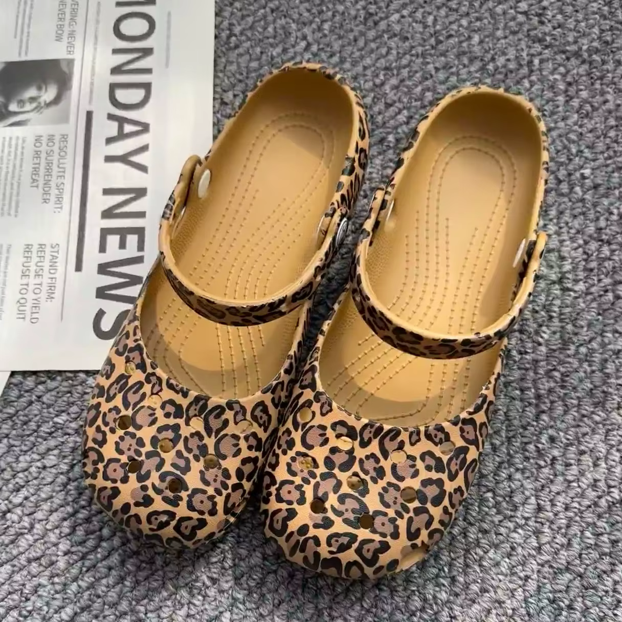 Nouvelles chaussures printemps-été 2026, ballerines à imprimé léopard, chaussures à trous, pantoufle