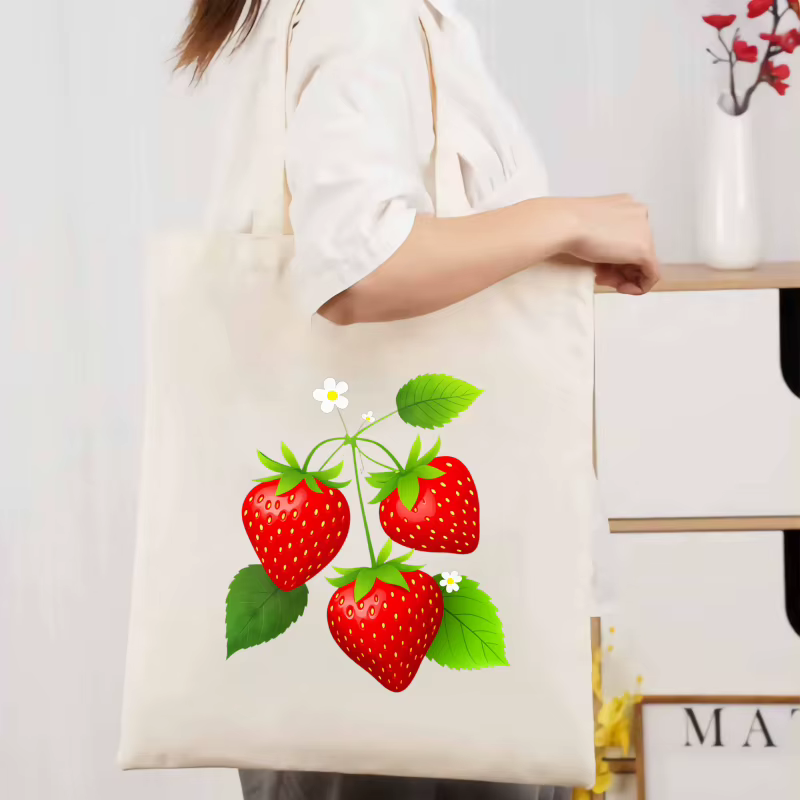 Sac fourre-tout en toile à motif fraise crème avec feuilles vertes et fleurs blanches, adapté au sho