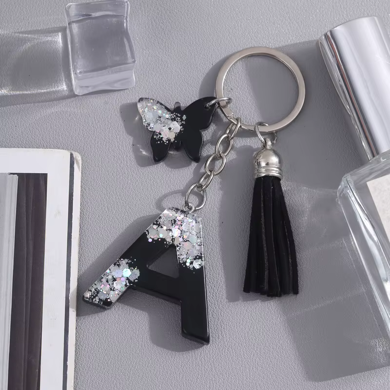 1 pièce Porte-clés tendance noir avec lettres initiales A-Z et breloque papillon mignonne, accessoir