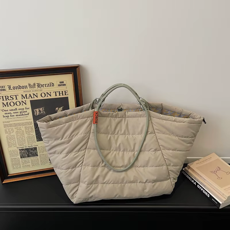 Grand sac fourre-tout tendance et polyvalent, sac seau en coton léger et minimaliste pour le transpo