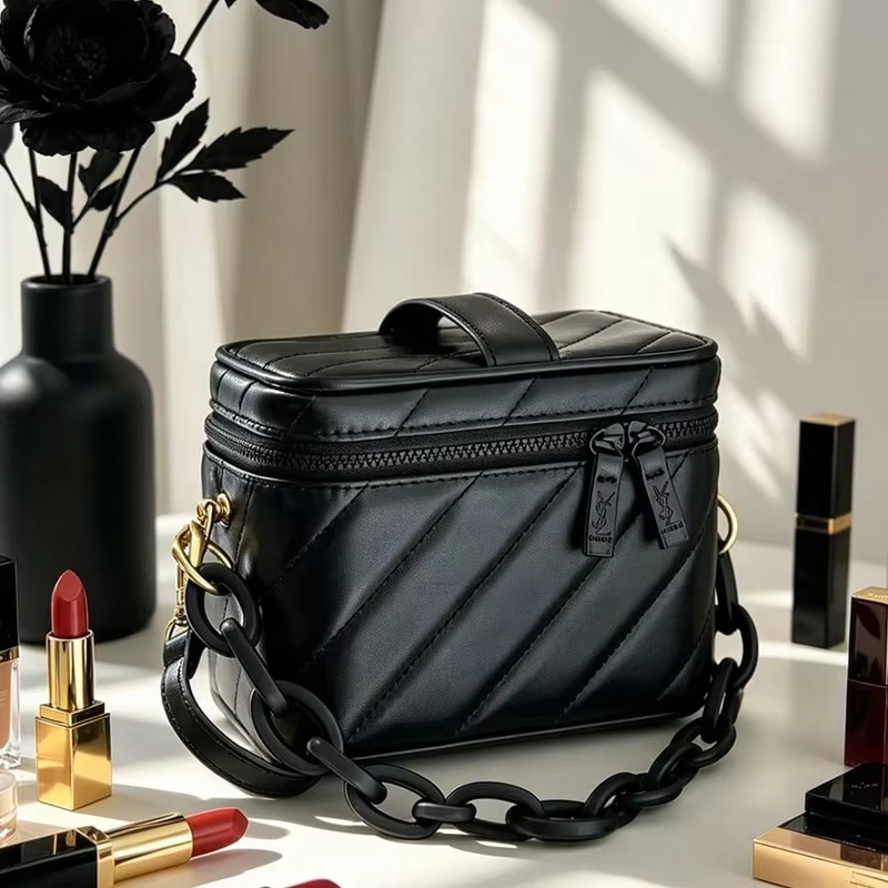 Sac Yves Saint Laurent noir matelassé, mini sac cosmétique YSL avec miroir intégré, pochette de maqu