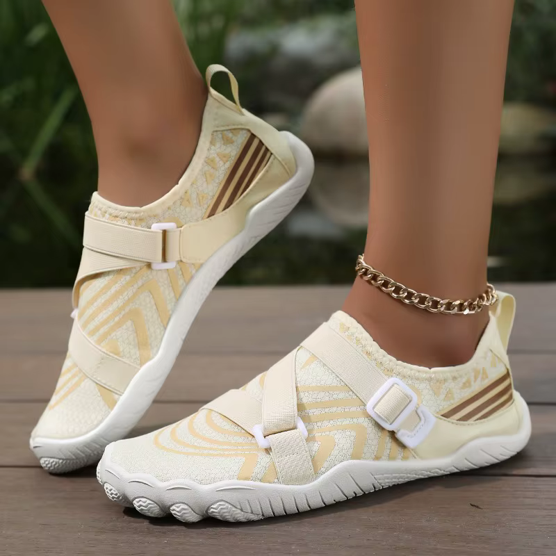 Chaussures aquatiques légères à rayures beiges, chaussures pieds nus antidérapantes à sangle réglabl