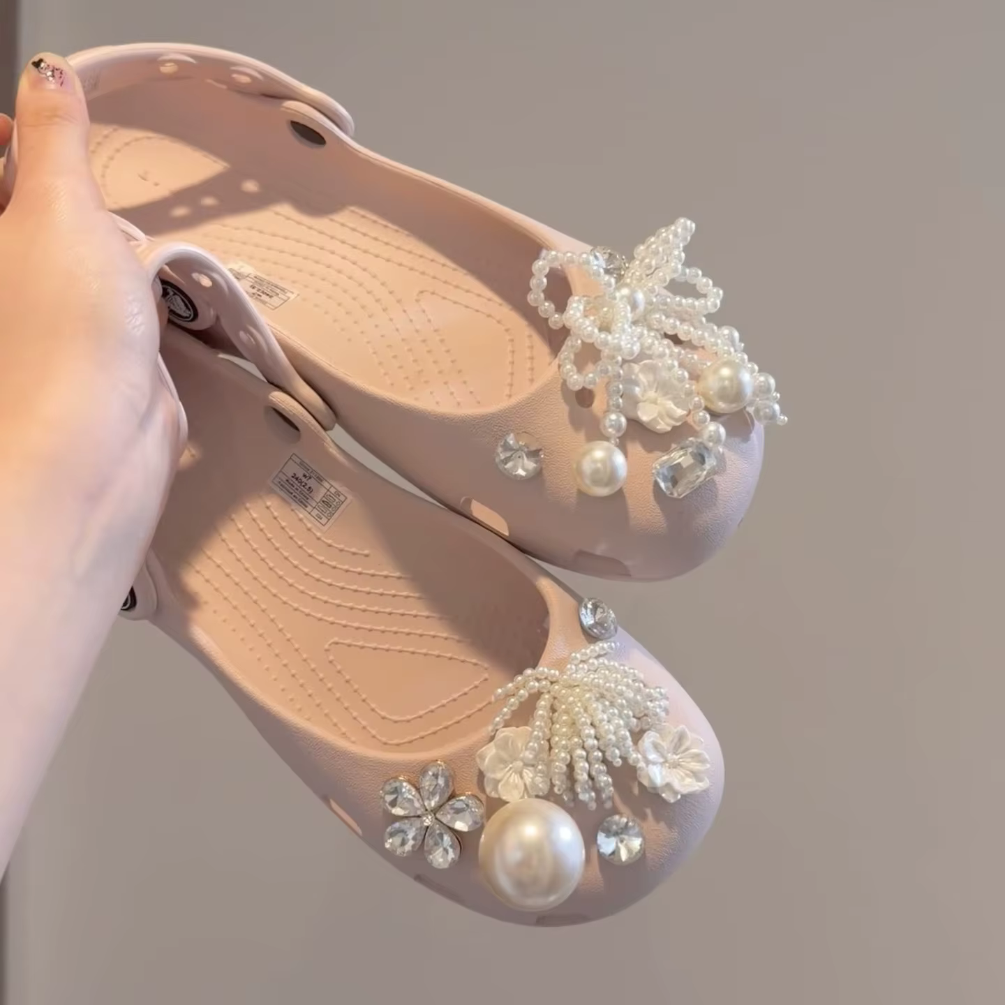 Accessoires de luxe pour sabots de ballet à chaîne de perles et fleurs, collection été 2026, ensembl