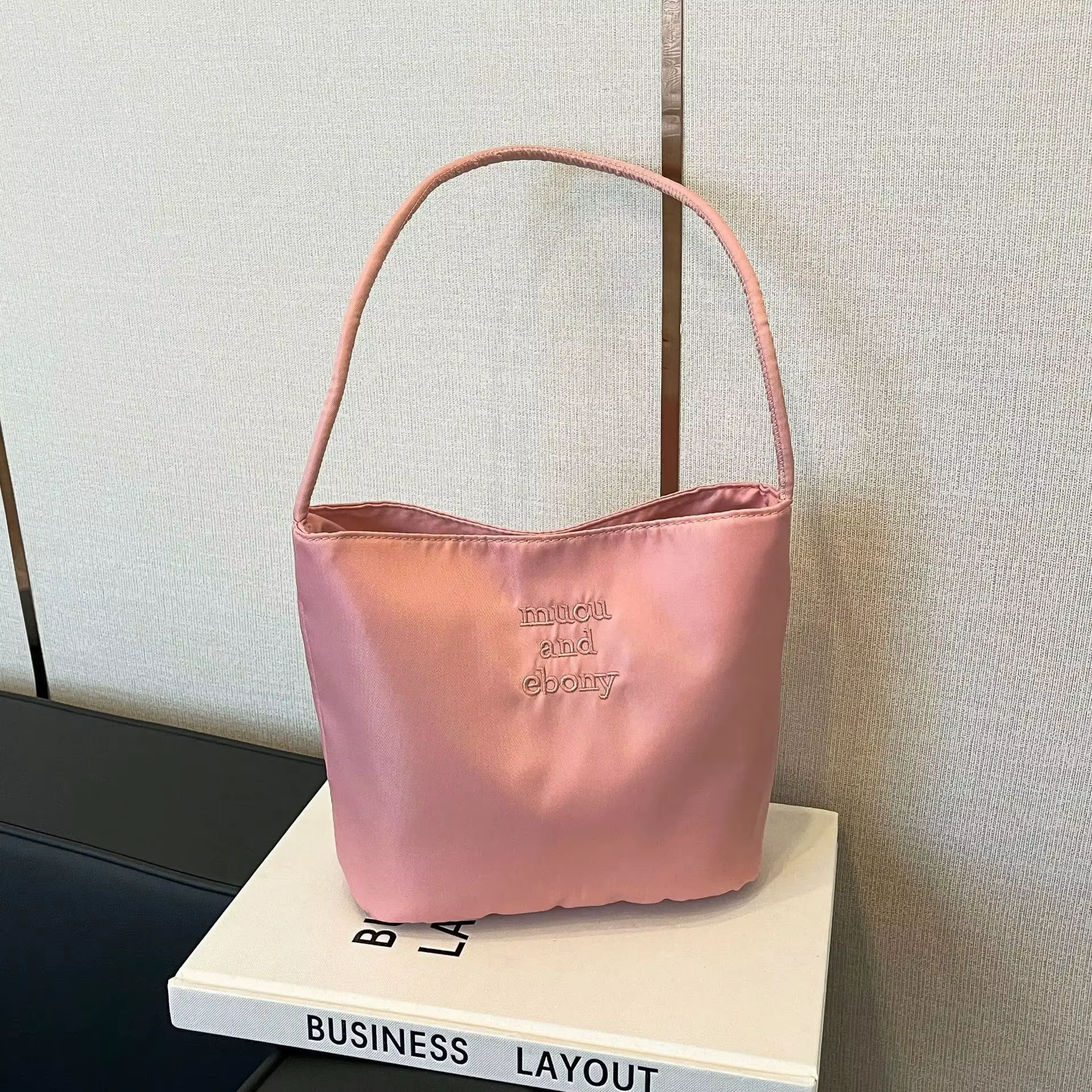 Sac carré brodé, sac seau en nylon tendance de style japonais, nouveau sac seau pour le printemps/ét