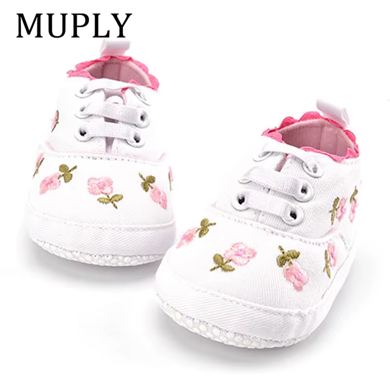 Chaussures souples brodées de fleurs en dentelle blanche pour bébé fille, souliers pour enfant, nouveau-né, marche, premiers pas