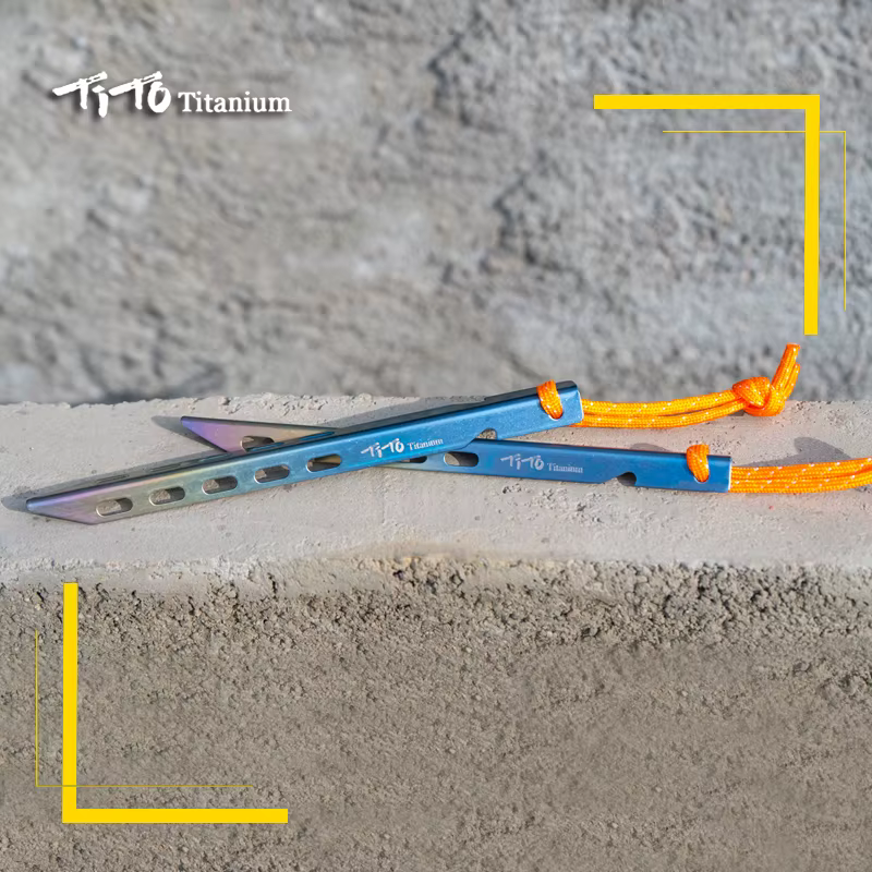Piquet de tente en titane coloré en forme de V