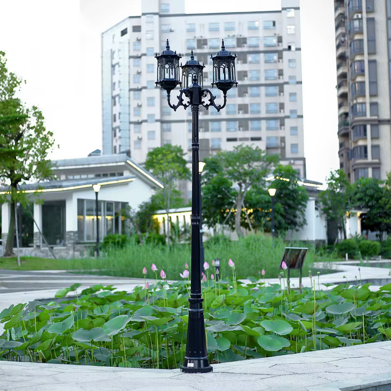 Lampe de Jardin à Trois Têtes Étanche de Style Européen, Lampadaire d'Extérieur à Poteau Haut, Idéal pour une Pelouse ou un Paysage, H 2.5m