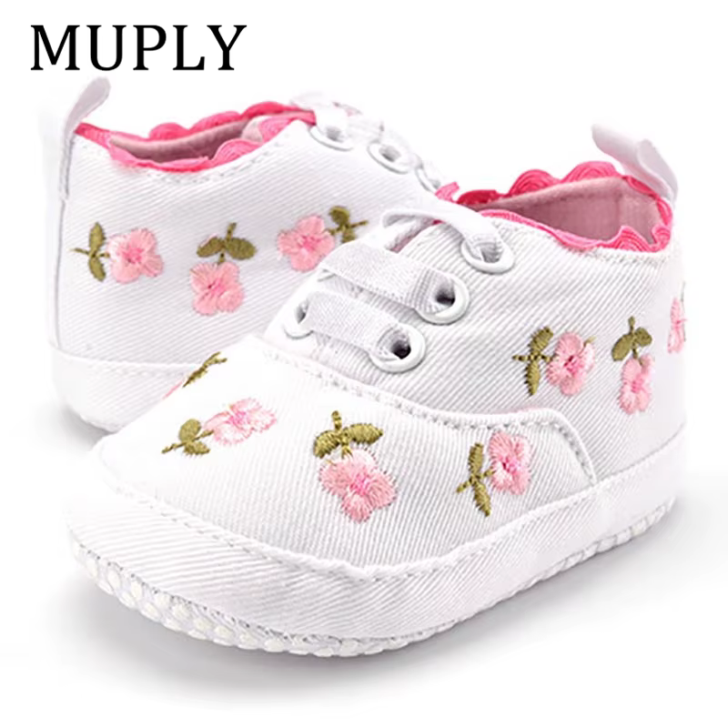 Chaussures souples brodées de fleurs en dentelle blanche pour bébé fille, souliers pour enfant, nouveau-né, marche, premiers pas