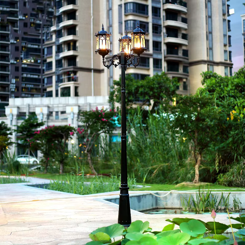 Lampe de Jardin à Trois Têtes Étanche de Style Européen, Lampadaire d'Extérieur à Poteau Haut, Idéal pour une Pelouse ou un Paysage, H 2.5m
