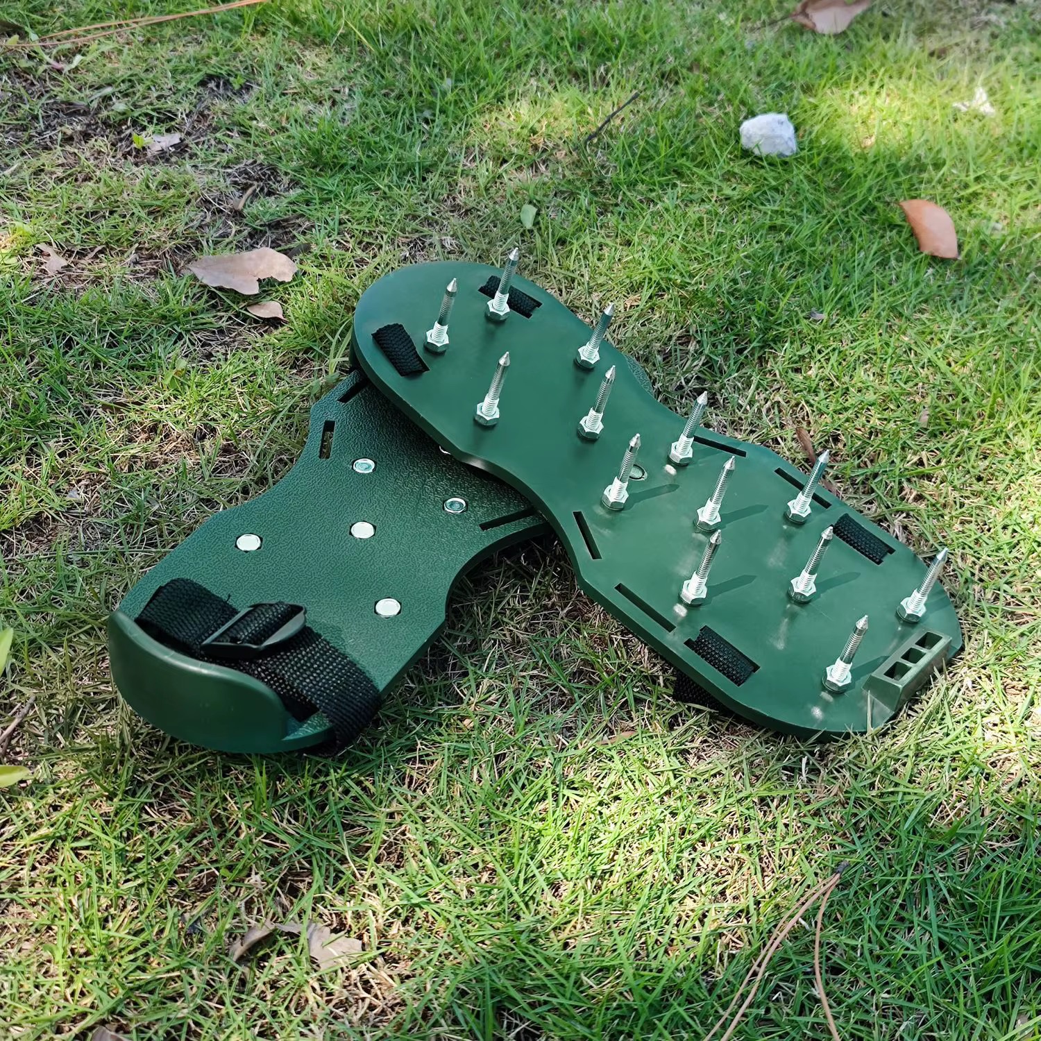 Chaussures à pointes d'aérateur de pelouse avec clous de 28/36/45mm pour l'aération du sol de jardin de pelouse avec sangle réglable pour hommes et femmes