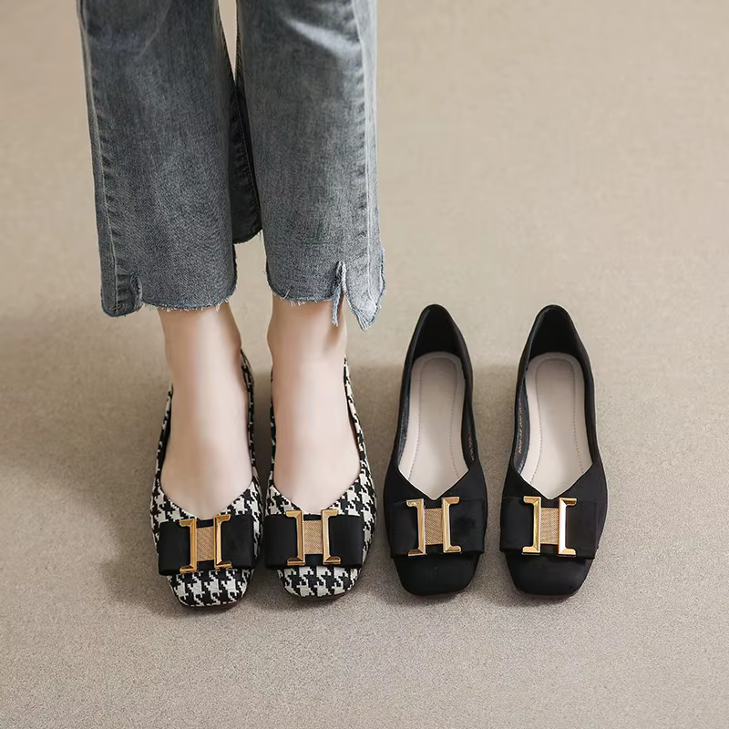 Chaussures plates à bout carré pour femmes