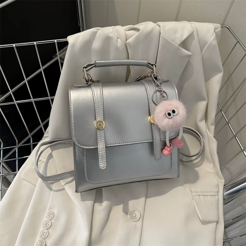 Sac à dos décontracté vintage en similicuir avec breloque en peluche mignonne, sac à bandoulière rétro à rabat avec poignée supérieure pour femme, idéal pour les trajets quotidiens