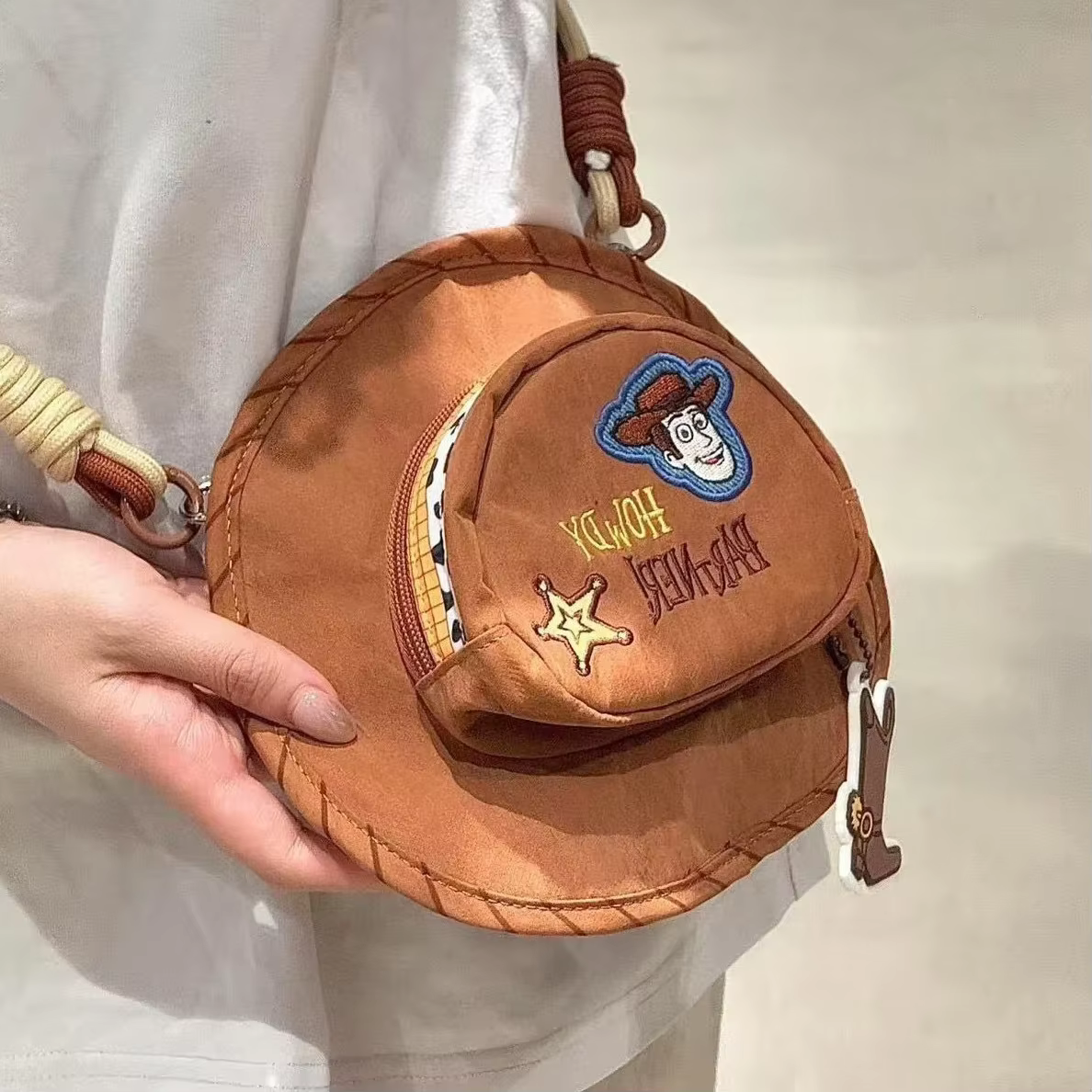 Sac bandoulière polyvalent en forme de chapeau de cowboy Woody de Toy Story