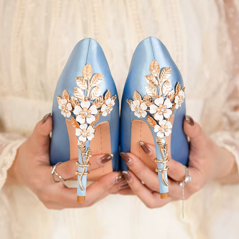 Femmes de luxe talons hauts fleurs en métal talon cristal chaussures de mariée mode soie femmes chaussures habillées Sexy bout pointu femmes pompes 2025