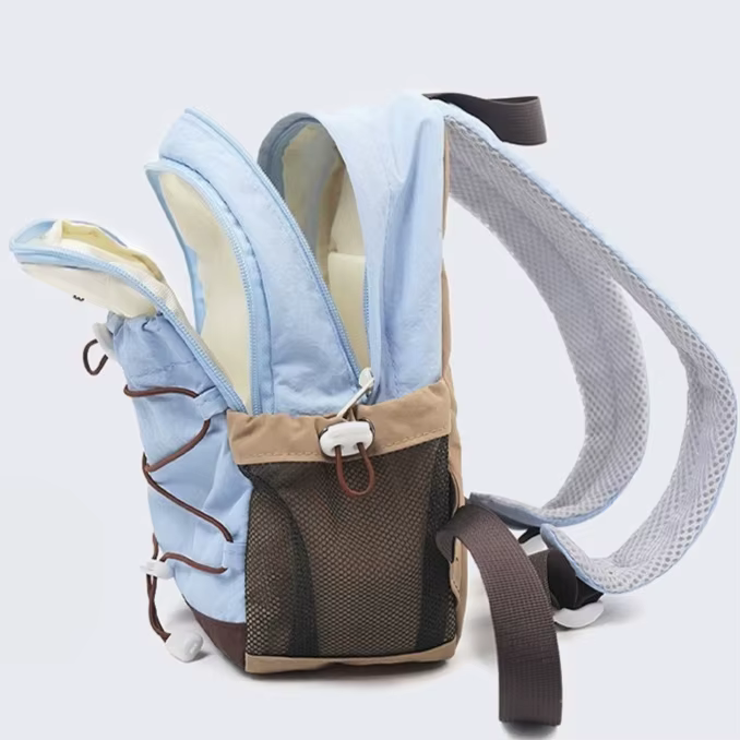 Sac à dos léger de style sportif avec blocs de couleur