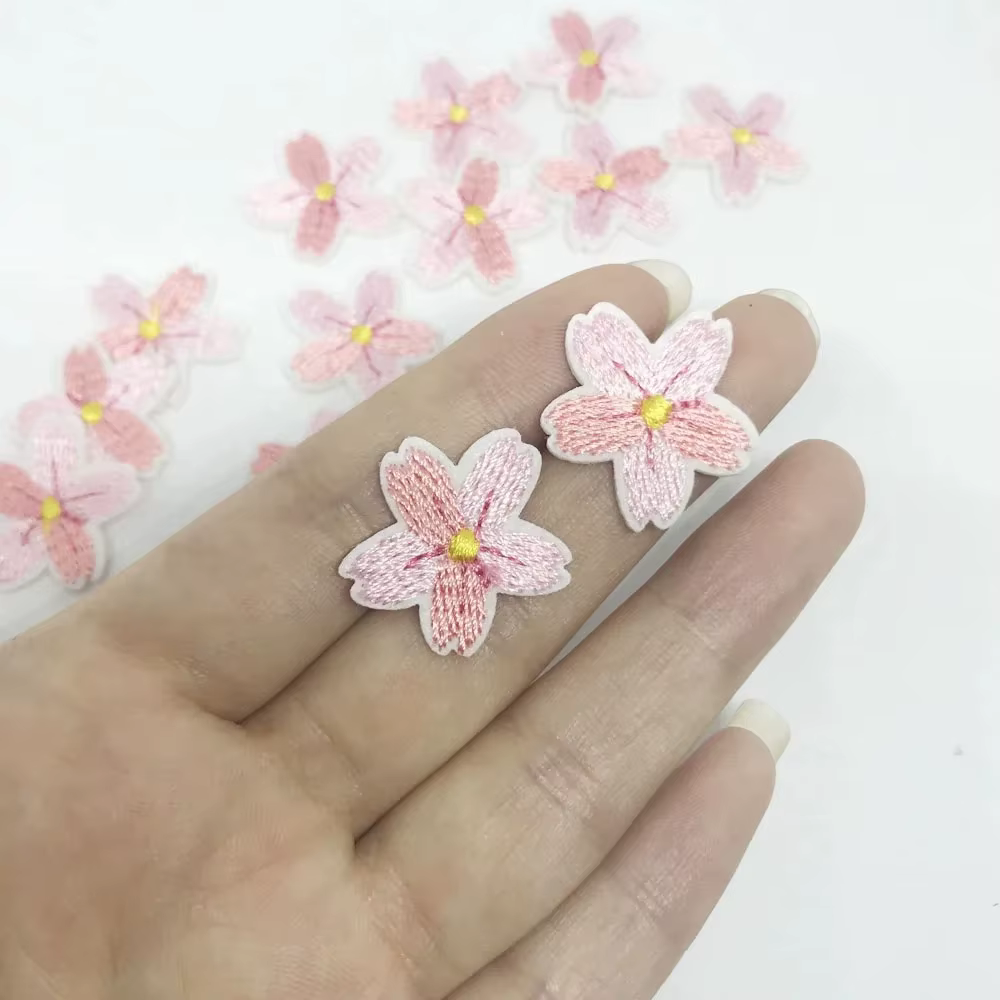 Lot de 10 patchs brodés fleurs de cerisier roses