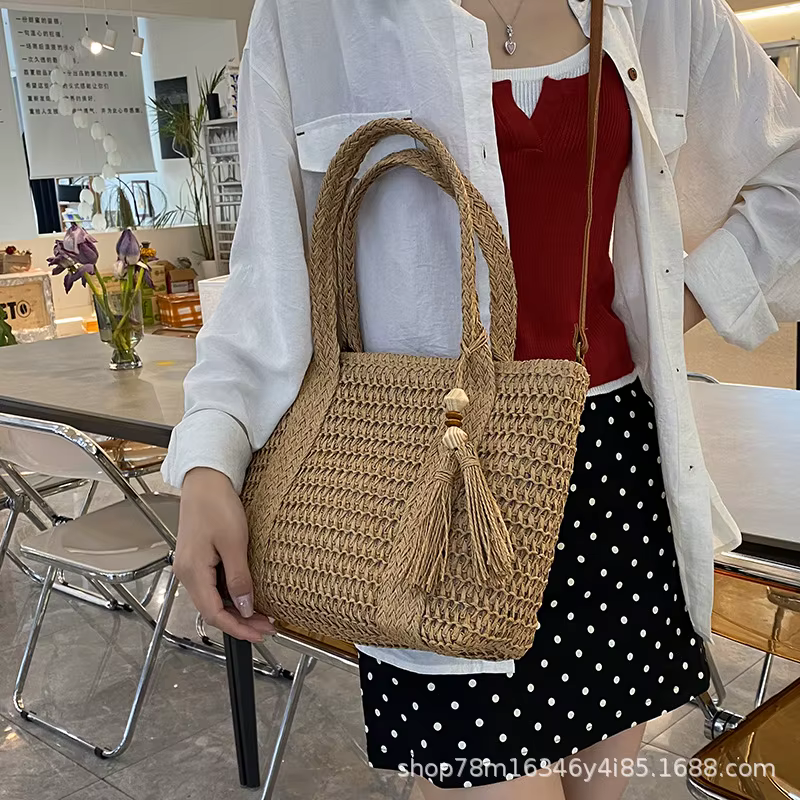 Nouveau sac tissé en paille, sac fourre-tout de plage de grande capacité, sac à main de style paresseux, sac à bandoulière à pompon