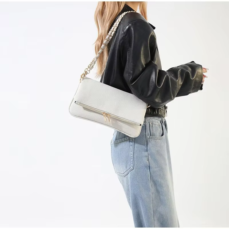 Sac à bandoulière avec texture litchi galets, sac à bandoulière Compact et Chic avec chaîne sous les bras, petit sac carré élégant et tendance pour femmes