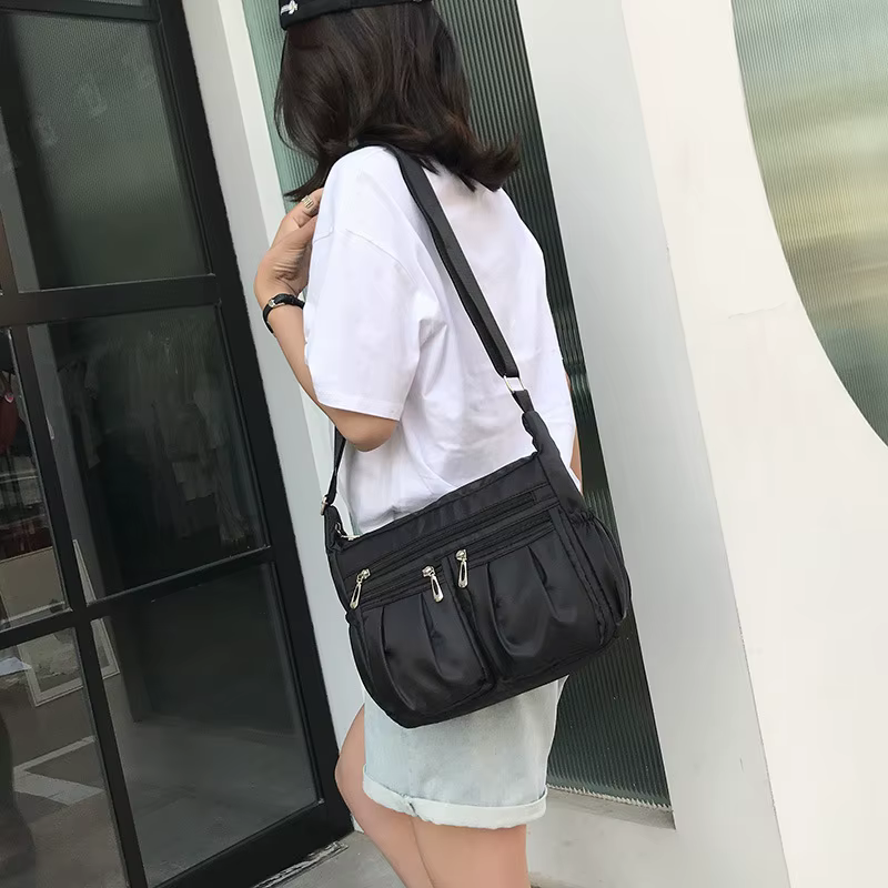 Sac à bandoulière en nylon grande capacité, compartiments multi-couches, sac bandoulière tendance pour les trajets quotidiens et les sorties, adapté aux M...