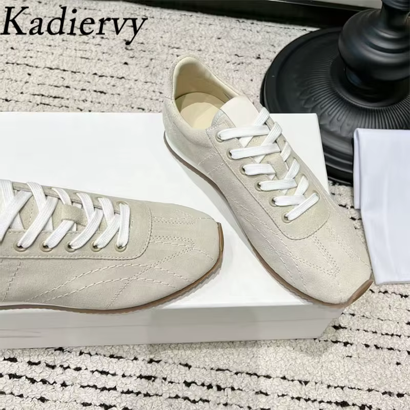 Chaussures de sport pour femmes à bout rond et lacets