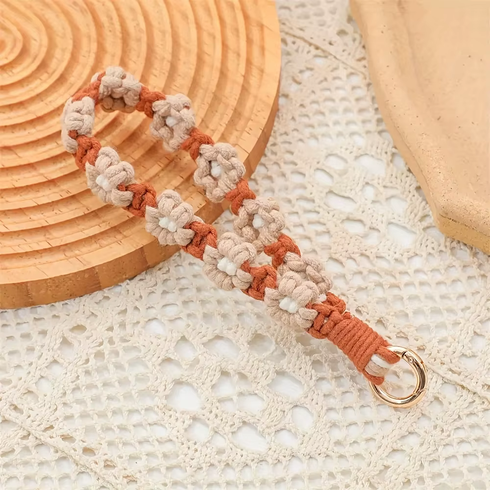 Bracelet porte-clés Boho en macramé fait à la main – Design floral au crochet exquis, parfait pour les clés ou la lanière de téléphone, bracelet décoratif
