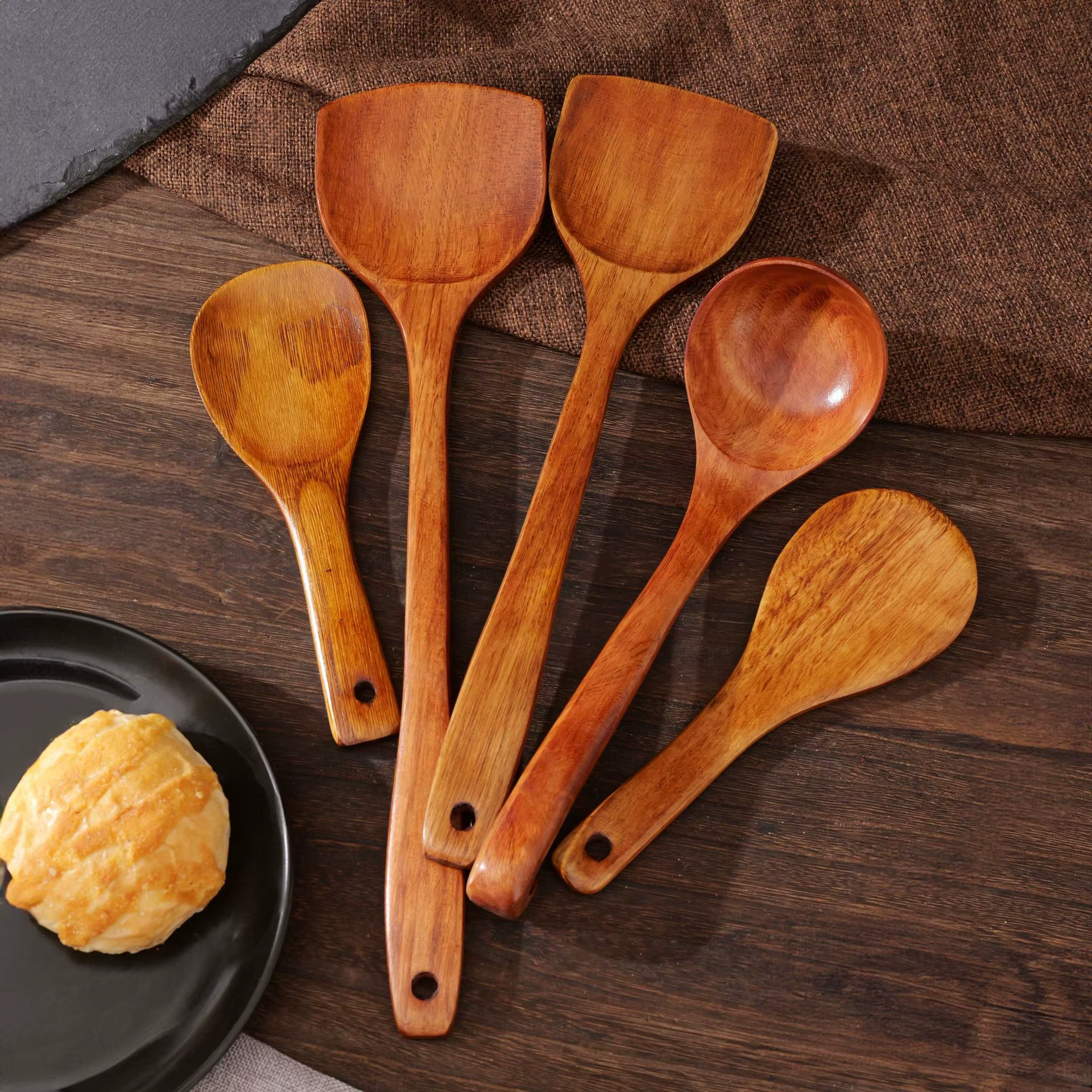 Ensemble d'ustensiles de cuisine : spatule de cuisson, spatule pour casserole, spatule en bois, cuillère, cuillère à frire, spatule pour casserole, cuillère à soupe, outil de cuisine