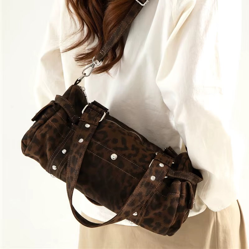 XMESSUN Nouveau Sac Fourre-tout Vintage Léopard à Rivets pour Moto, Sac Boston Tendance pour Trajet Quotidien, Sac à Bandoulière Décontracté pour Femme