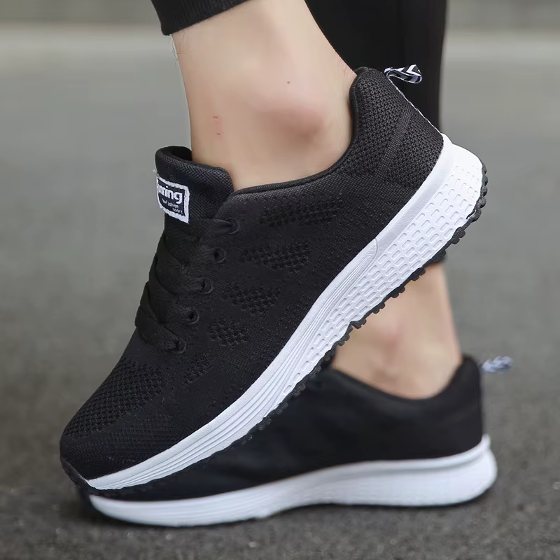 Baskets pour femmes chaussures de Tennis en plein air 2025 nouvelle mode maille à lacets femmes chaussures chaussures de course décontractées plat blanc chaussure vulcanisée