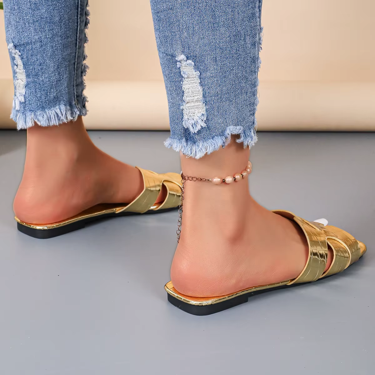 Sandales plates élégantes pour femmes, pantoufles dorées, été 2026, légères, à bout ouvert, antidérapantes, chaussures de plage d'extérieur, tongs pour femmes