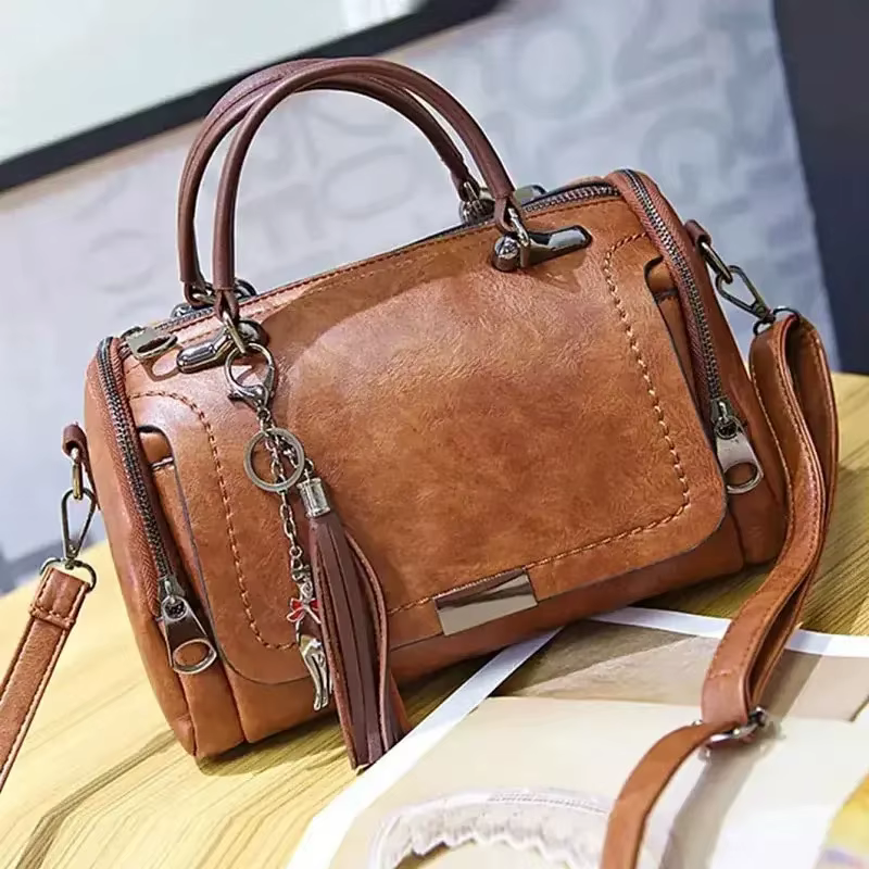 Sac à bandoulière de grande capacité pour femmes avec décoration de pompon