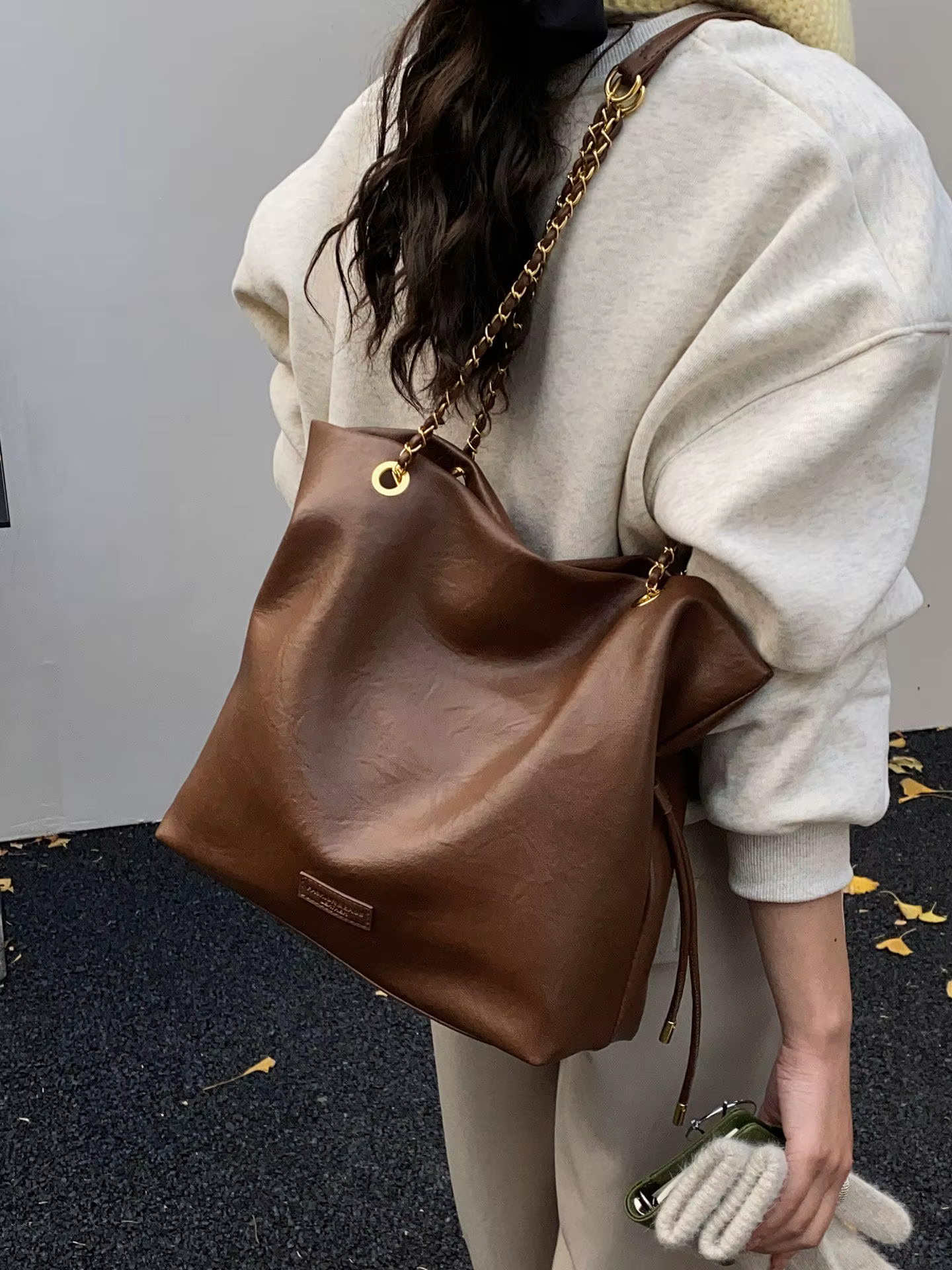 Nouveau sac fourre-tout décontracté pour femmes, grande capacité, tendance et polyvalent, sac à bandoulière, sac de niche pour femmes, sac bandoulière
