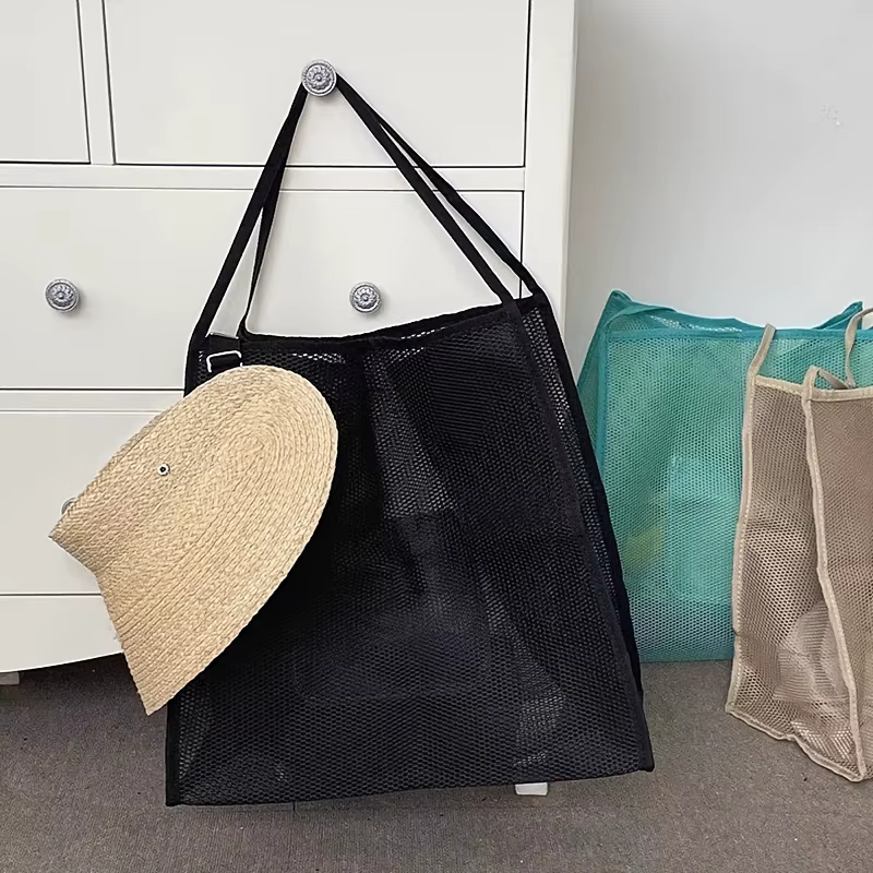 Un grand sac de plage surdimensionné, pliable et doté d'un revêtement de protection pour ranger les jouets, les coquillages, les vêtements et les serviettes lors de vos sorties à la plage.