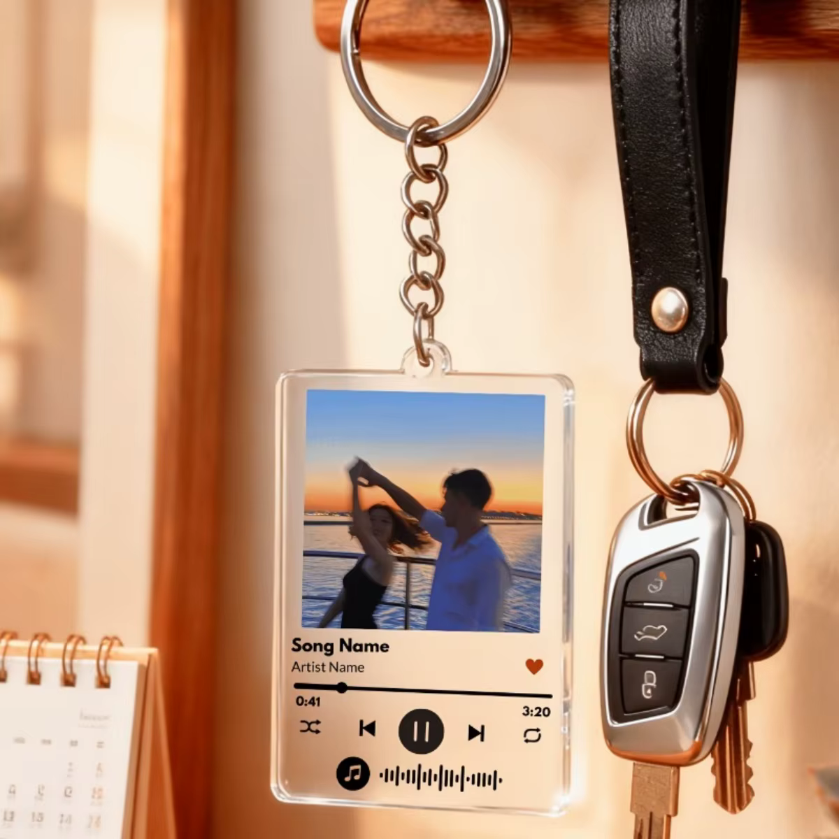 Un porte-clés personnalisé avec photo/titre de chanson – un accessoire unique parfait pour les couples, les amis, les mariages et les anniversaires.