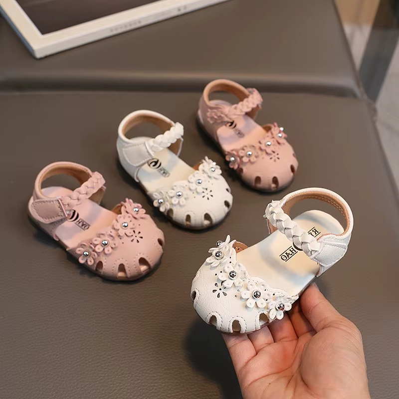 Nouvelles Sandales Mignonnes pour Bébé Fille 2026, Chaussures d'Été Souples pour Enfants, Chaussures de Plage Princesse pour Filles, Fleurs Adorables, Mode Auto-agrippante