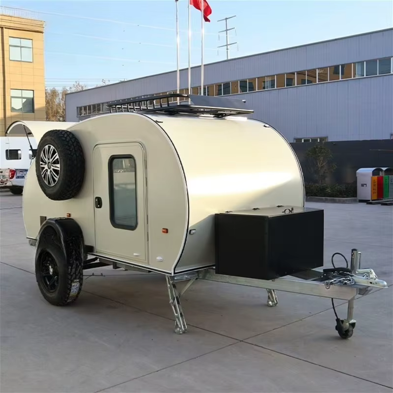 Mini-caravane Teardrop remorquable avec structure renforcée et rangement intérieur pour les voyages en famille et le camping en plein air