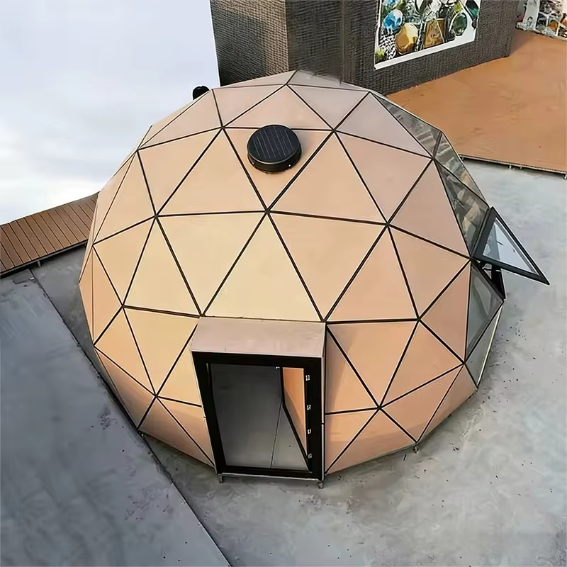 Dôme géodésique en verre et bois pour glamping