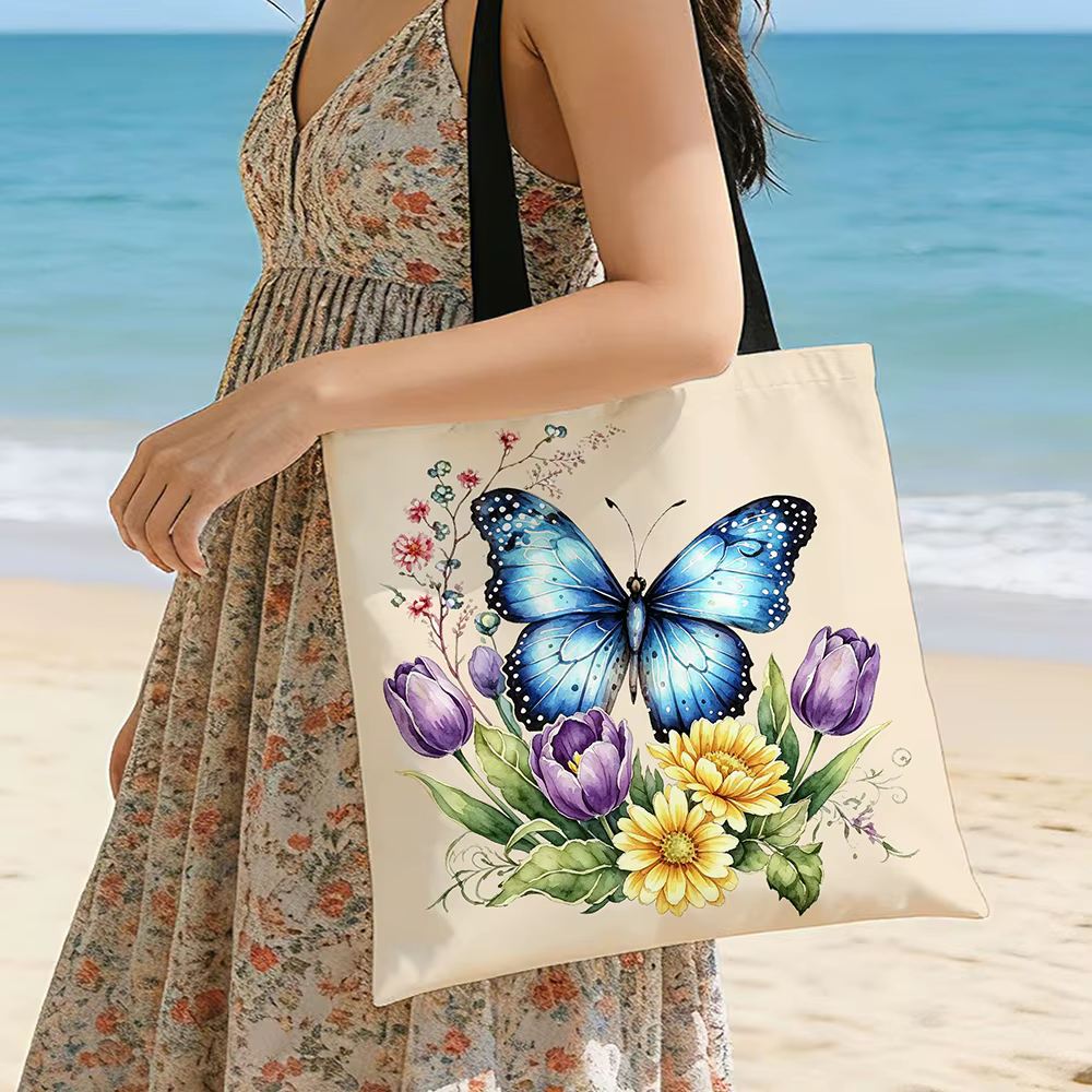 Sac fourre-tout en toile bleu aquarelle avec motif floral de papillons – Imprimé botanique vibrant avec des tulipes, des marguerites et des brindilles sauvages, écologique