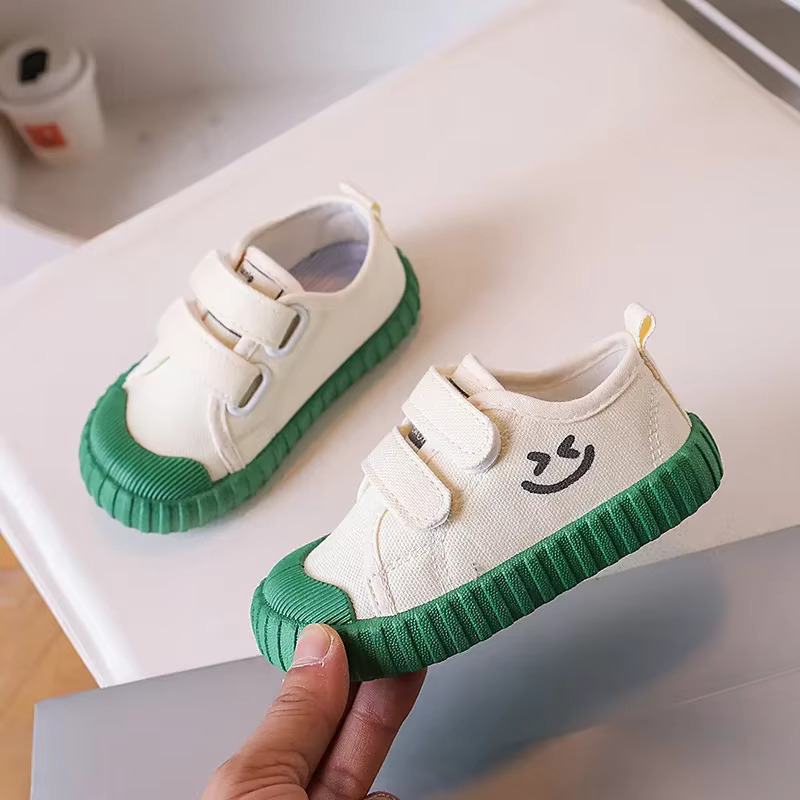 Chaussures en toile pour enfants Version coréenne visage souriant chaussures décontractées printemps garçons filles chaussures académie maternelle confortable quotidien