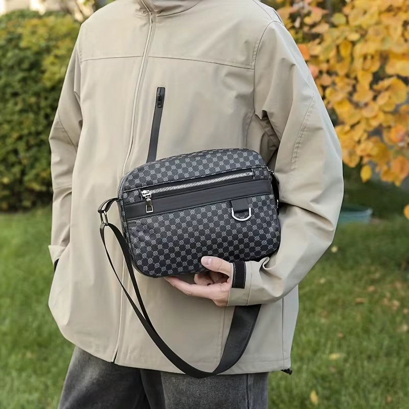 Sac à bandoulière décontracté de grande capacité, sac à bandoulière pour homme avec imprimé monogramme pour les trajets quotidiens et les sorties du week-end