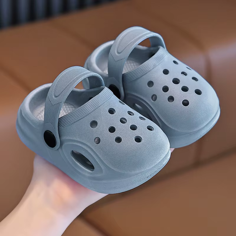 Pantoufles pour enfants pour garçons et filles, chaussures à bout doux et antidérapantes pour bébé pour usage domestique et extérieur, chaussures perforées, salut d'été