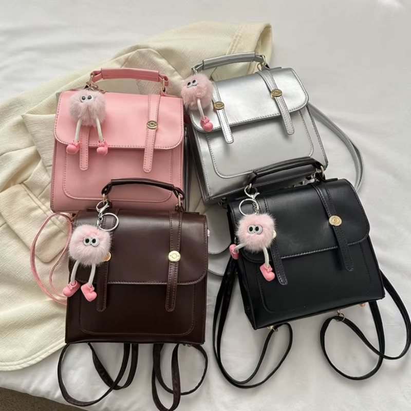 Sac à dos décontracté vintage en similicuir avec breloque en peluche mignonne, sac à bandoulière rétro à rabat avec poignée supérieure pour femme, idéal pour les trajets quotidiens