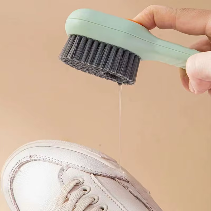 Brosse à chaussures multifonctionnelle à décharge automatique de liquide