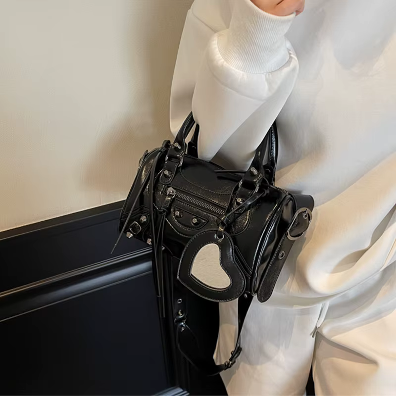 SHELKSBAG 2026 Sacs de moto tendance pour femmes, sac à main urbain Y2K classique et à la mode, sac bandoulière en cuir PU clouté