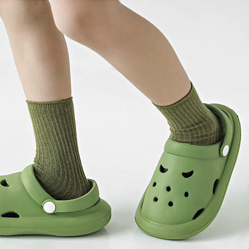 Chaussures de jardin pour garçons et filles, sandales pour enfants, pantoufles d'extérieur antidérapantes résistantes à l'usure, peuvent ajouter des breloques de noël et d'halloween