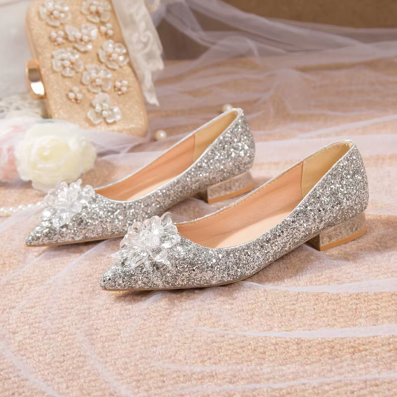 Escarpins confortables à talons bas pour femmes, chaussures de mariage élégantes à paillettes argentées et brillantes, chaussures de fête à fleurs, grande taille