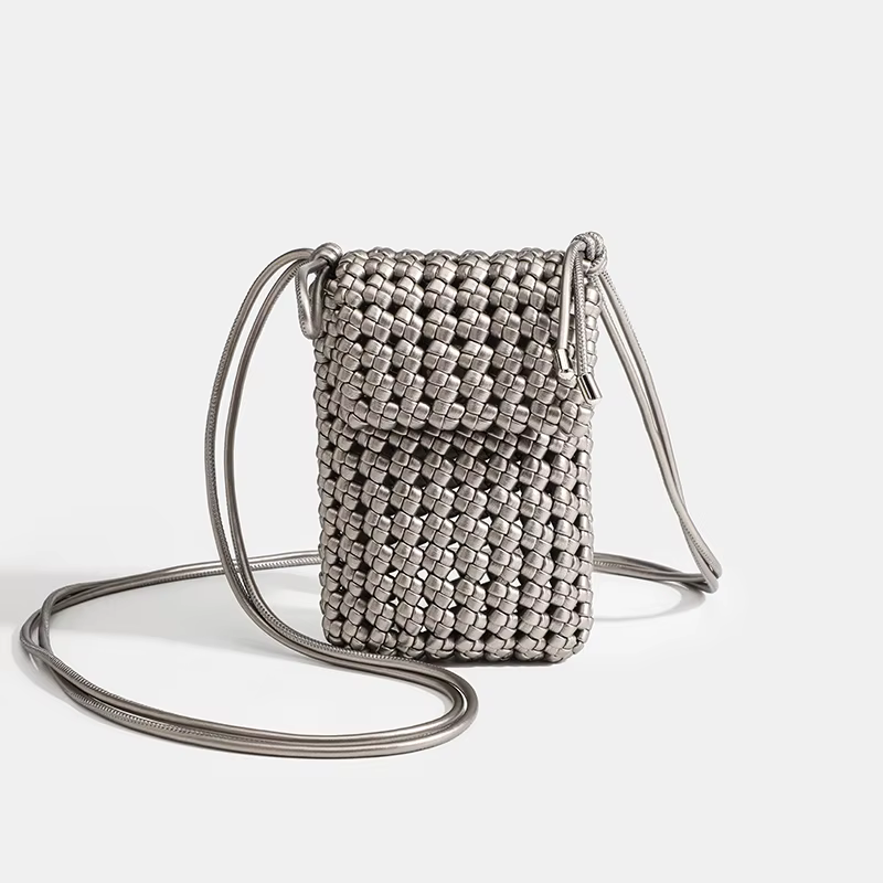 2025 sacs à bandoulière mode niche tissé sac à bandoulière populaire de cette année sac creux de haute qualité pour femmes