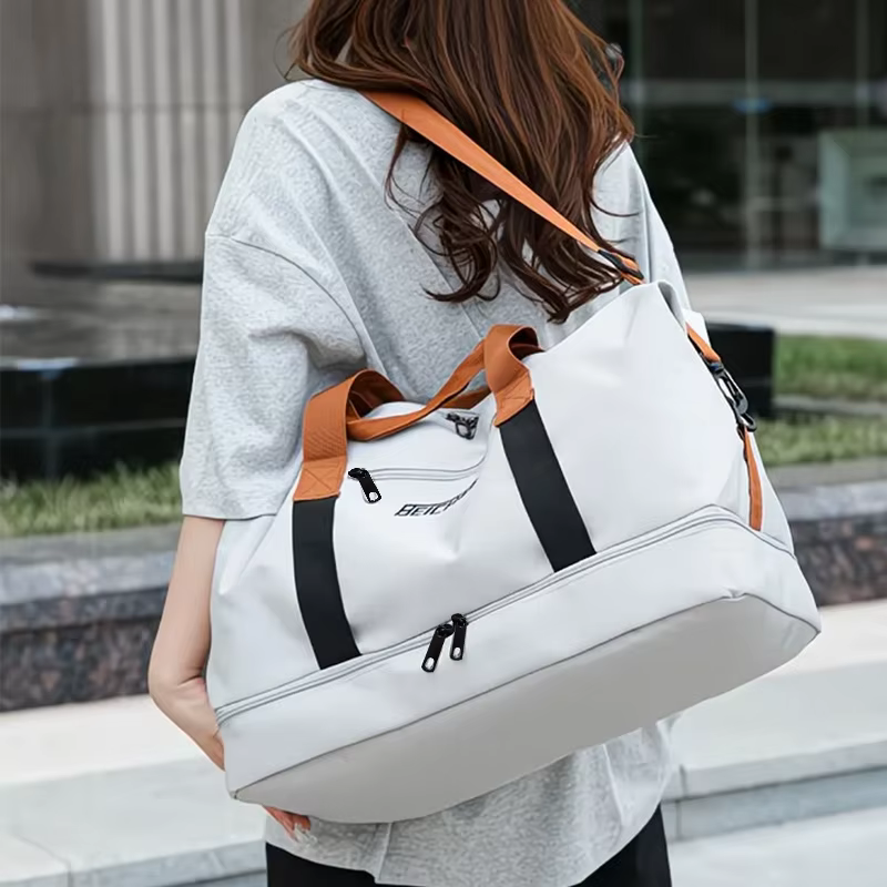 Le sac à dos de couleur neutre est spécialement conçu pour les hommes et les femmes et convient comme sac à bagages pour les voyages et l'hébergement