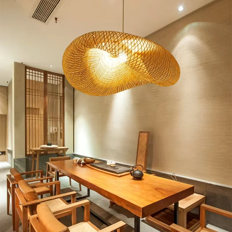 Lampe LED suspendue en bambou tissé à la main