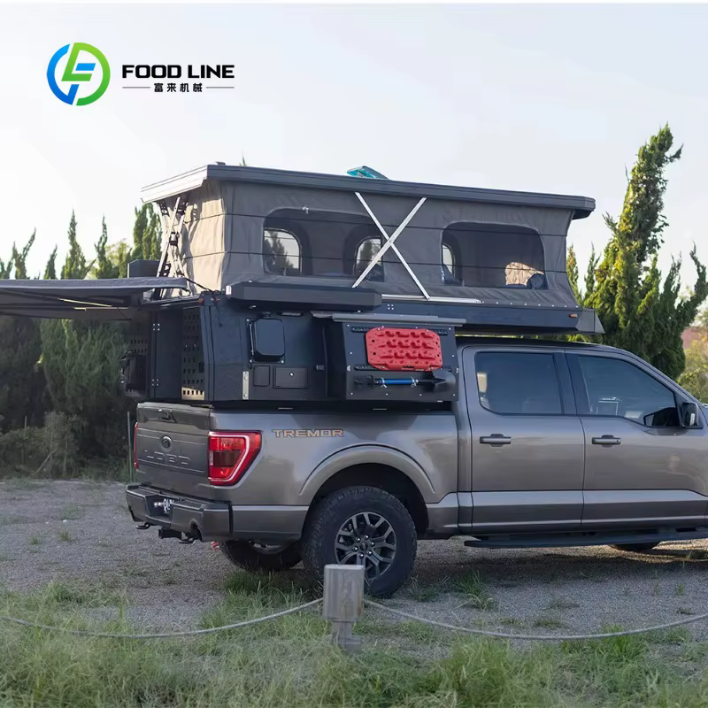 Camper pick-up tout-terrain personnalisé avec système de tiroirs extractibles et auvent pour le camping en zone isolée